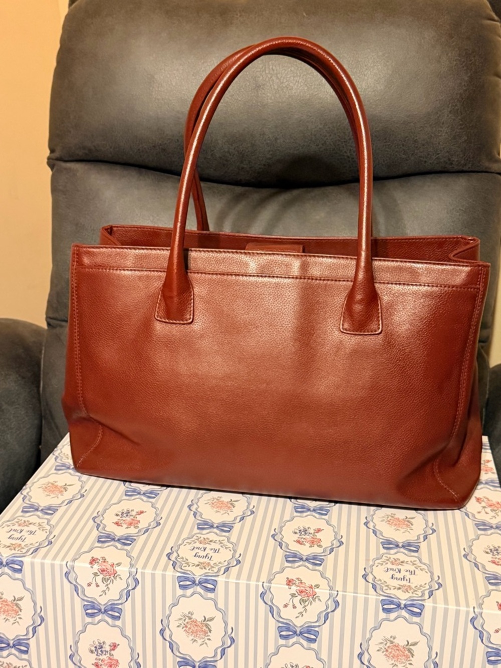 CHANEL Executive Cerf Leather Tote with CC Emblem - Picture 8 of 17